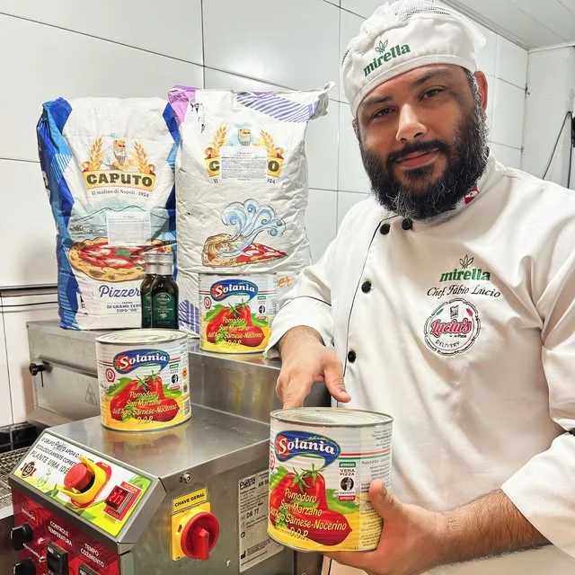 Chef Fábio Lúcio, de dólmã Mirella, com farinha Caputo e tomate Solania