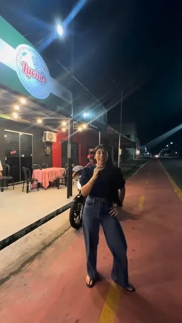 Fachada da Luciu's Pizza à noite